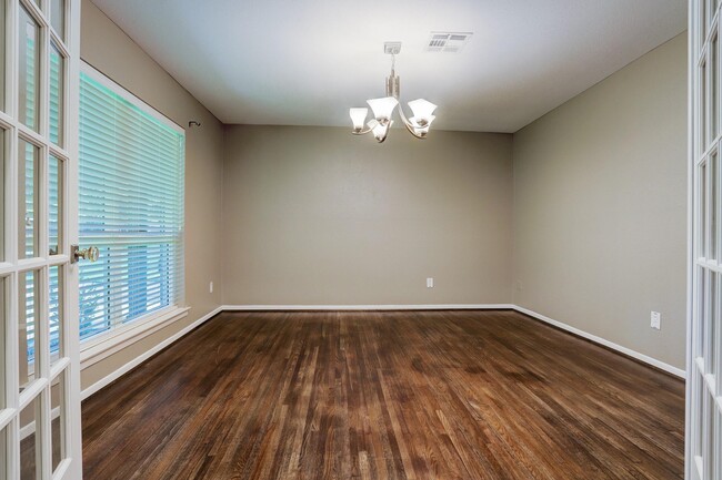 Building Photo - 9522 Emnora Ln