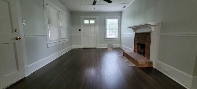 Foto del edificio - 923 Rosewood Pl