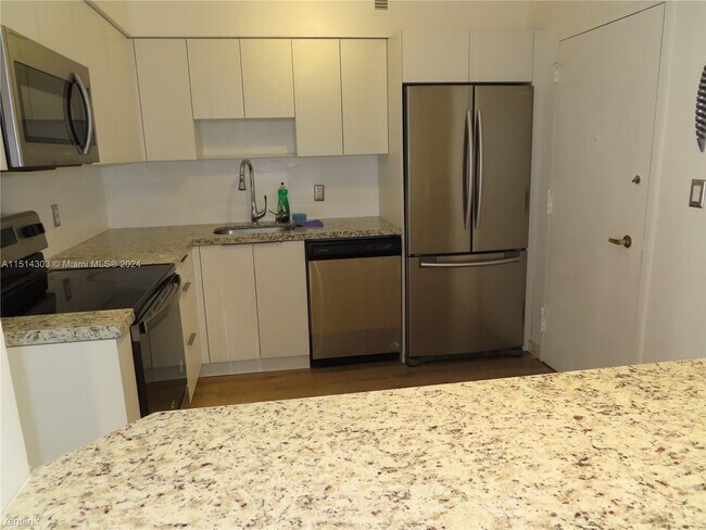 Building Photo - 2 br, 2 bath Condo - 5700 Collins Ave Apt 4C