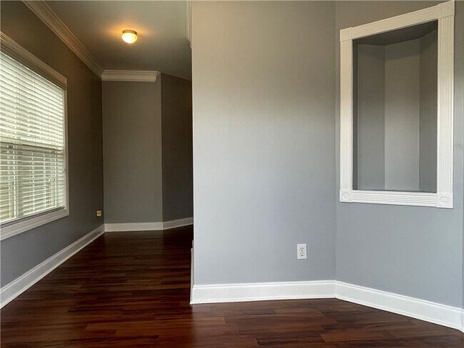 Building Photo - 2026 Barberry Dr