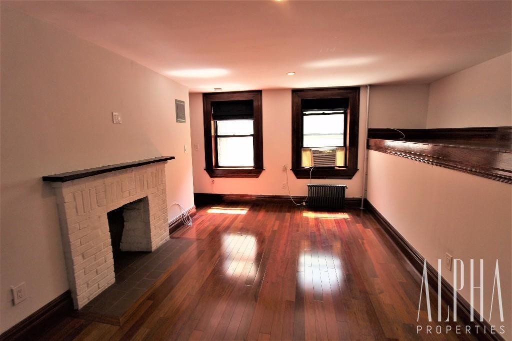 Primary Photo - 19 Barrow St