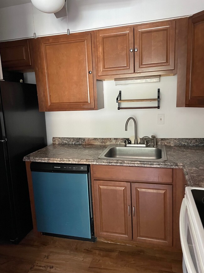 Building Photo - 813 Lindenwood Dr