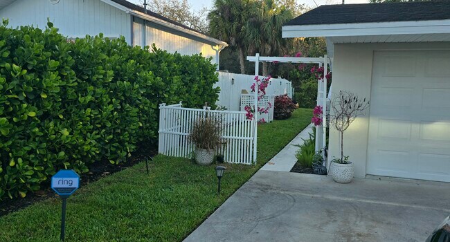 Building Photo - 27105 Center Ave