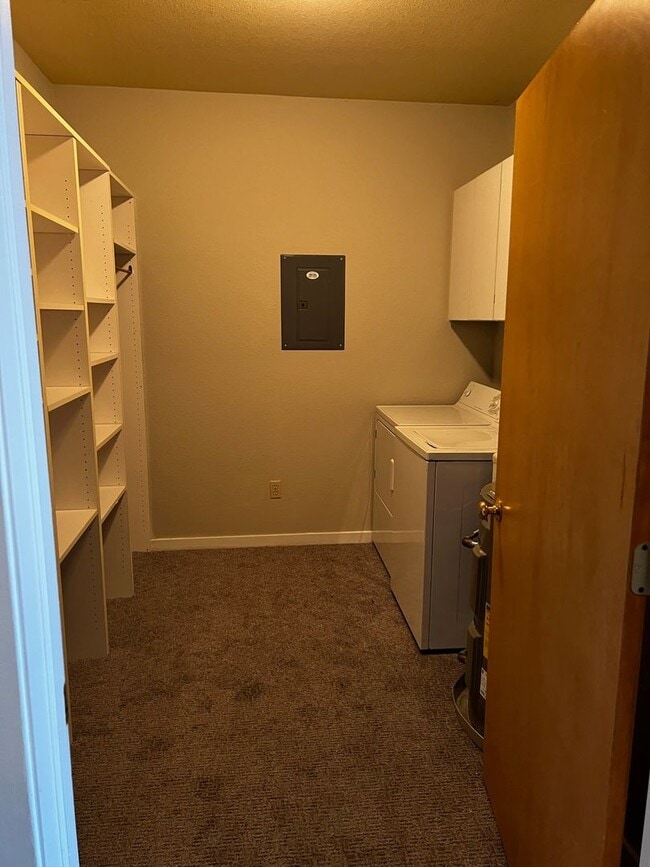 Building Photo - Super spacious 1 bedroom in town!
