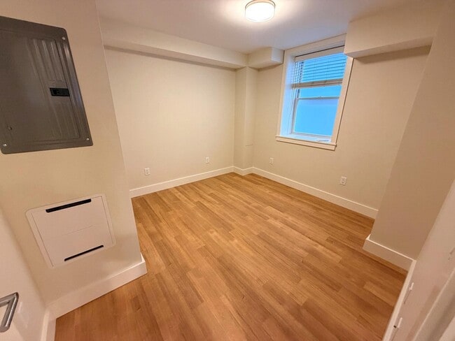 Building Photo - 910 Massachusetts Ave