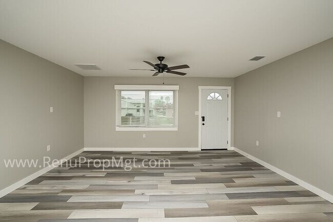 Foto del edificio - AVAILABLE NOW
