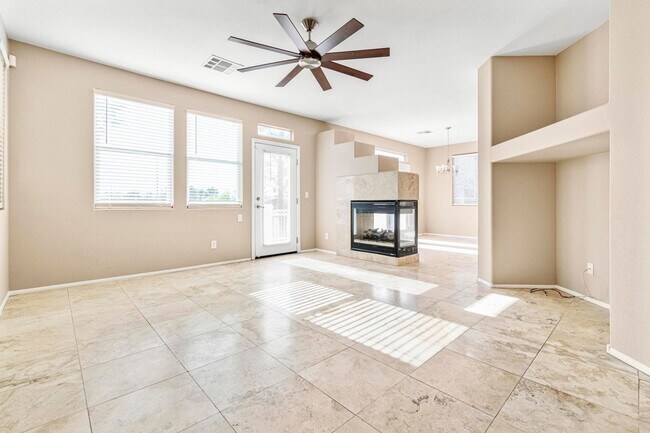 Foto del edificio - Charming 2 Story Home with 2BR+1Den House ...