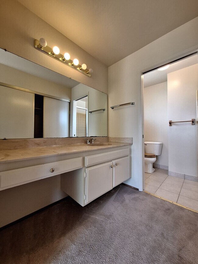 Foto del edificio - Spacious 4bd Tri-Level Home w/Central Heat...