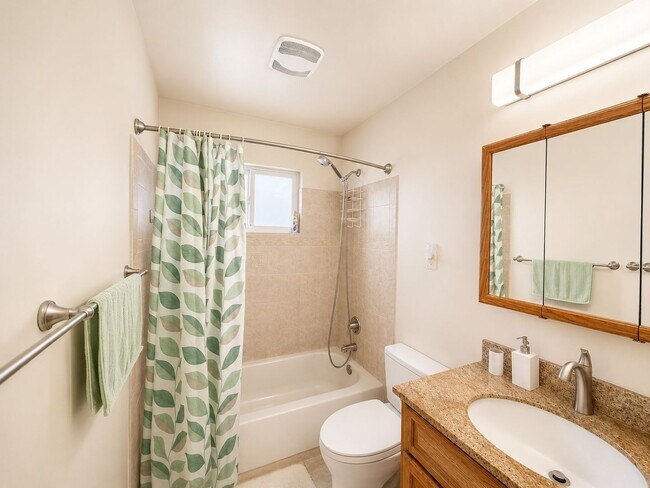 Foto del edificio - Bright, Updated Bungalow with 250 SF Bonus Sunroom