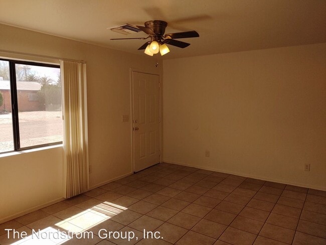 Building Photo - 2702 N Dodge Blvd