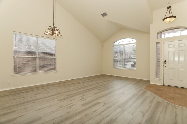 Foto del edificio - Spacious & Sun-Filled 4BR Retreat with Open-Concept Living and Versatile Dual Living Areas