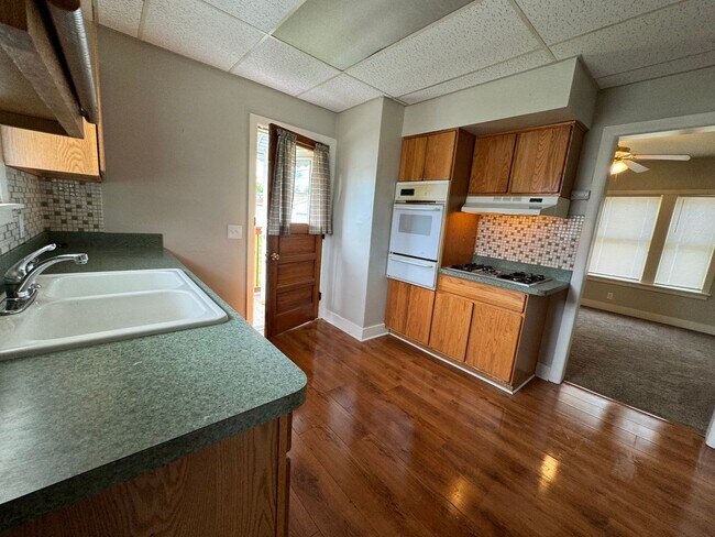 Building Photo - Newly updated 3 bd single fam house ( NO V...