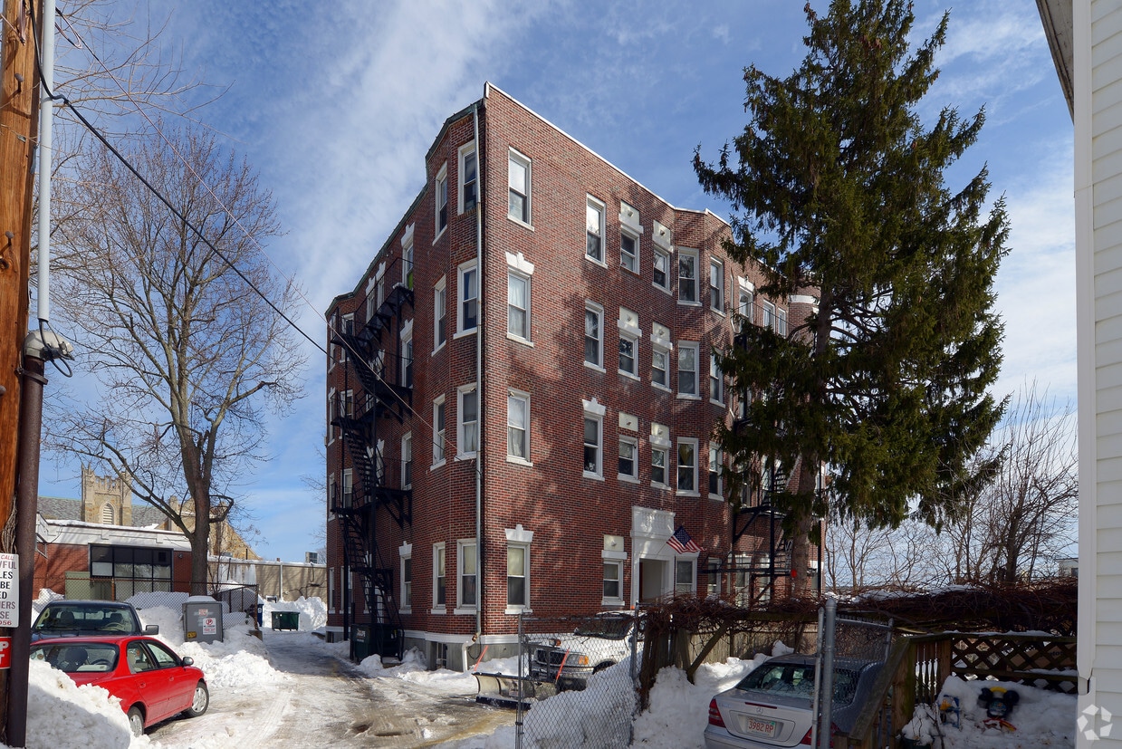Primary Photo - Holmes Street Apartments