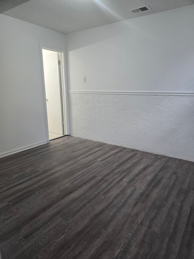 Building Photo - Olathe half duplex 3 Bedroom/2 bath/2 Living areas!
