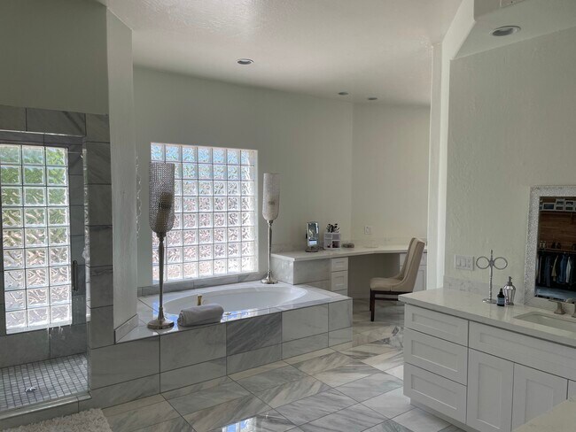 Foto del edificio - 8303 N 61st Pl
