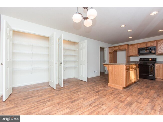 Building Photo - 233 W Woodview Rd