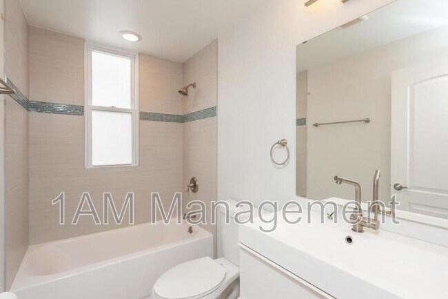Building Photo - 3242 N Ridgeway Ave