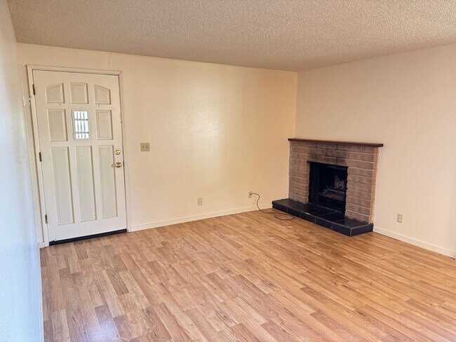 Building Photo - Charming 2-bedroom, 1-bath duplex in Springfield, OR