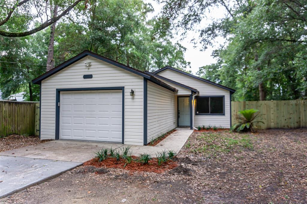 Foto principal - 26431 Sleepy Hollow St