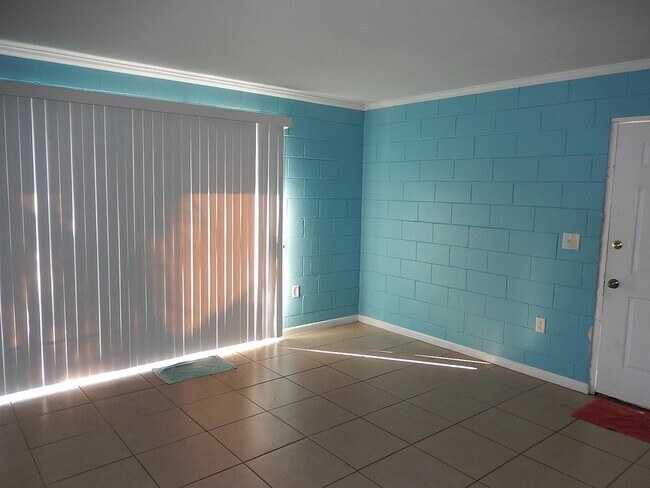 Building Photo - 2241 W Pensacola St