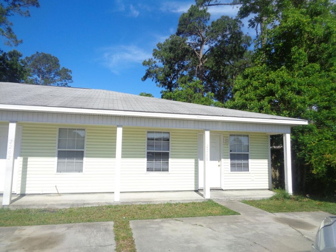 Foto principal - Cute 2 bed 2 bath triplex. Close to beach!