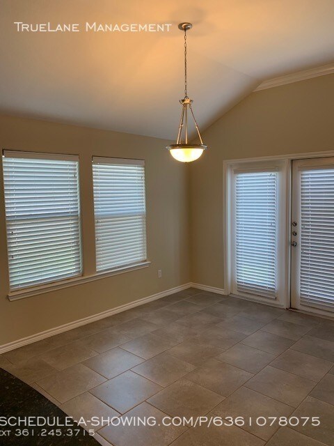 Building Photo - 3913 Los Arroyos Dr
