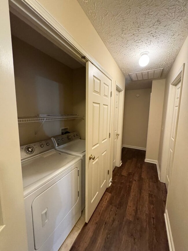 Foto del edificio - Three Bedroom Two Bathroom Duplex Available Now!