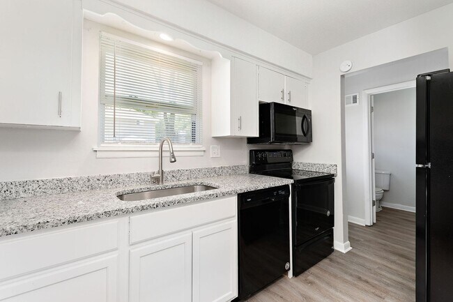 Building Photo - Remodeled & Updated 2 Bedroom Duplex Unit!
