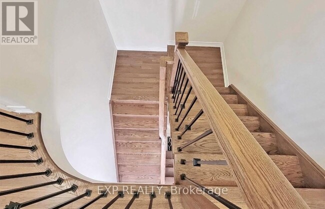 Building Photo - 625 Sweetwater Cres