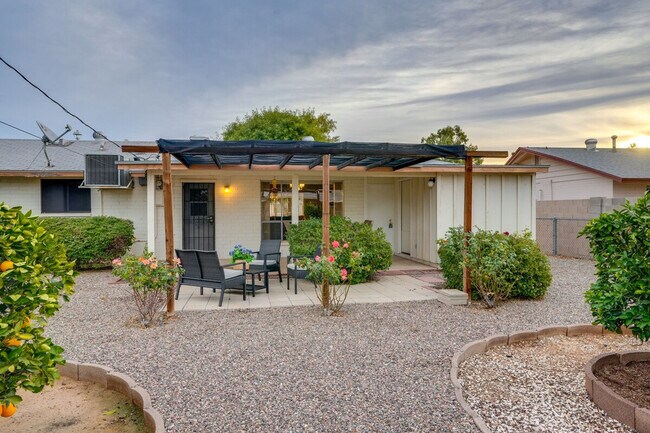 Building Photo - 11662 N Hacienda Dr
