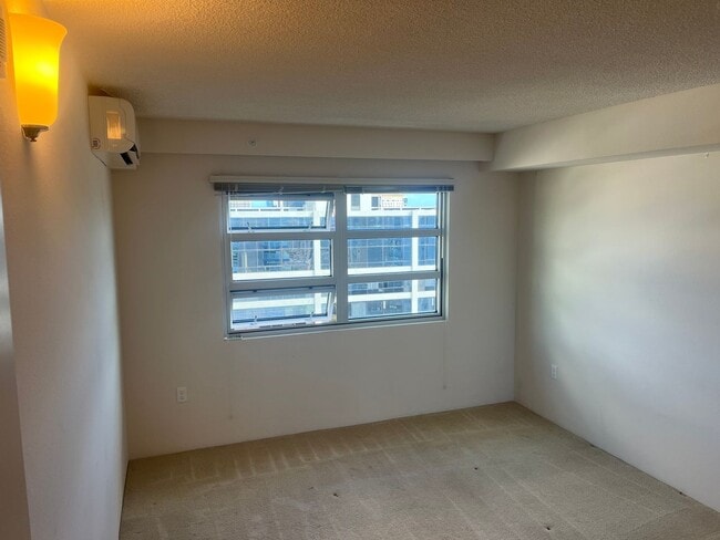 Building Photo - 2 Bedroom, 1.5 Bath, 1 Parking Close to Everything
