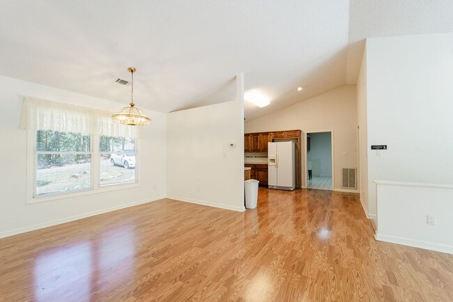Building Photo - 4 bed, 3 bath, home with privet sunroom off master.