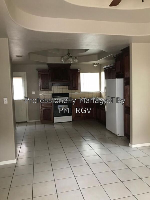 Building Photo - 809 W Bronze Dr