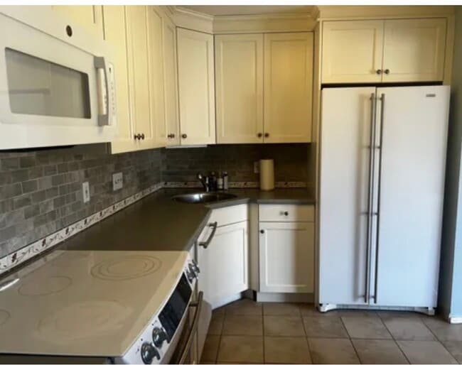Building Photo - 255 Strawberry Hill Ave