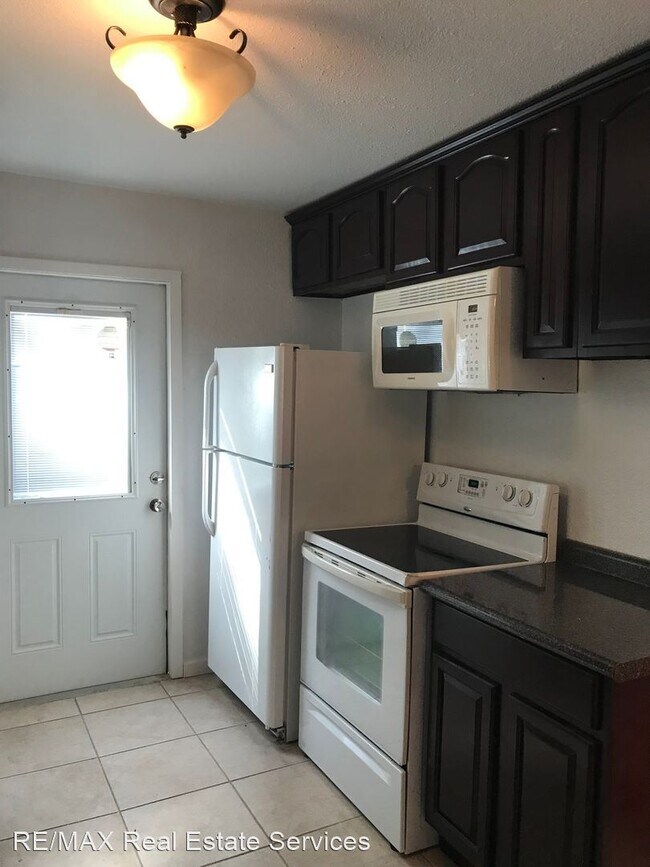 Building Photo - 2 br, 1 bath House - 3143 Fuller