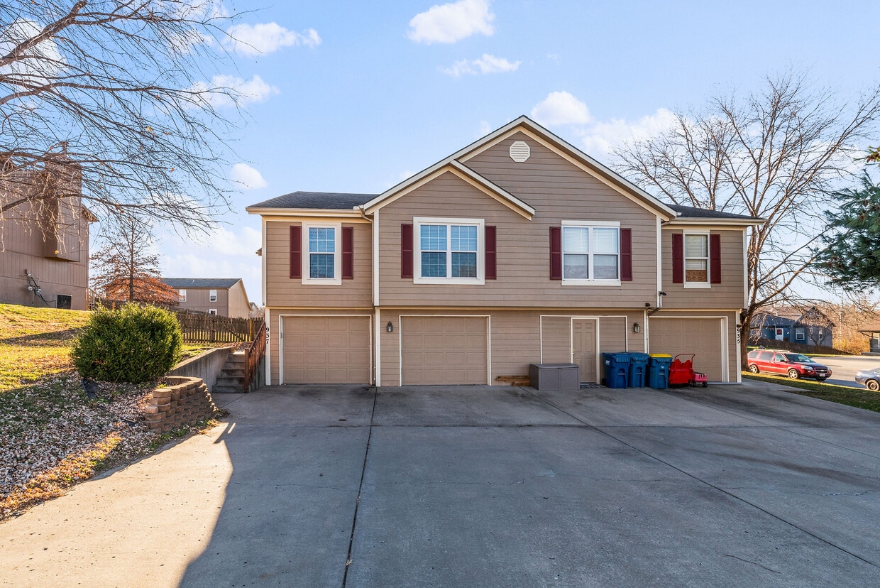 Primary Photo - 937 Goldfinch Ln