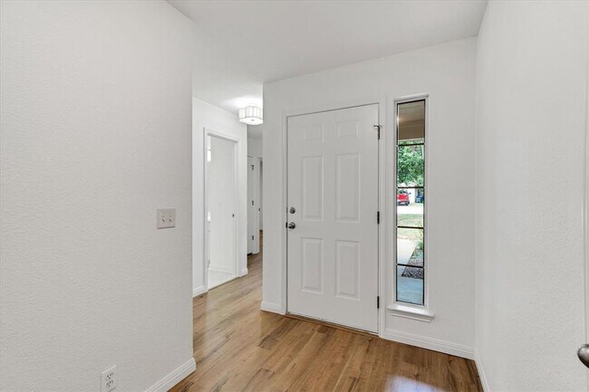 Building Photo - 1707 Primrose Ln