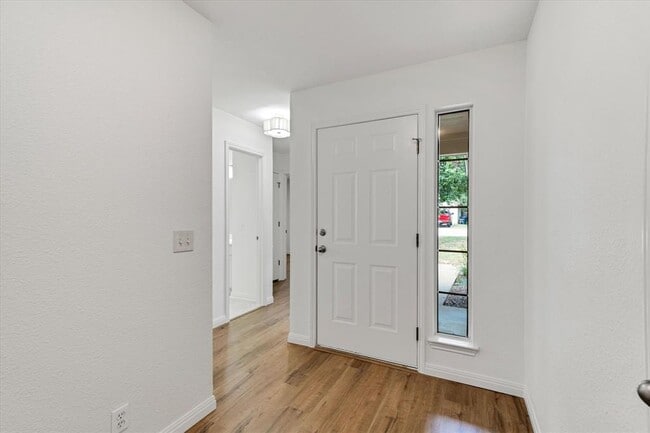 Foto del edificio - 1707 Primrose Ln