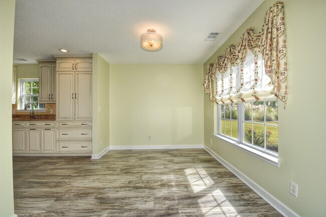 Foto del edificio - 4906 Weatherwood Dr