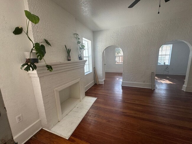 Building Photo - Old World Charm & Close to Downtown