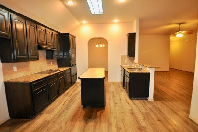 Foto del edificio - FOR LEASE! (Available October 20th) Spacio...