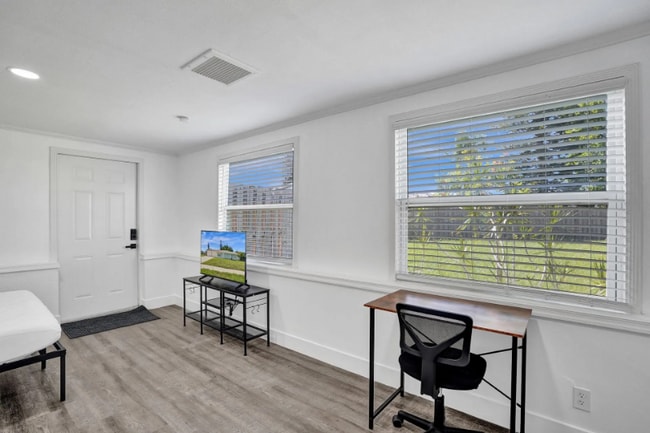 Building Photo - 303 NE Solida Cir