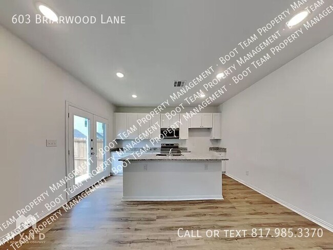 Foto del edificio - Modern 2022-Built Townhome with Fenced Yar...