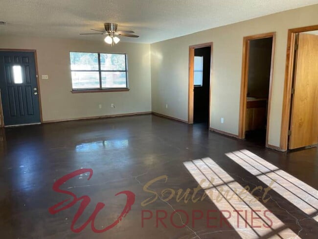 Building Photo - Spacious 3 Bed / 2 Bath Close to Everything