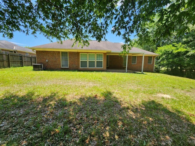 Building Photo - 3 Bedroom 2 Bath 2 Car Garage, North Columbus
