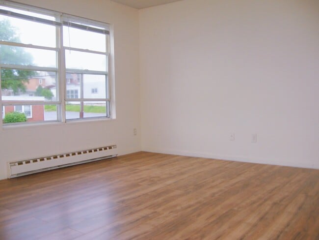 Building Photo - 642 Genesee St
