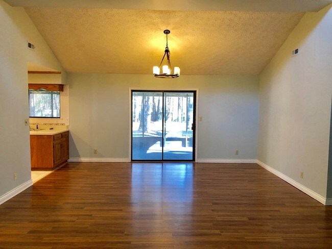 Building Photo - 215 Meadowood Ln