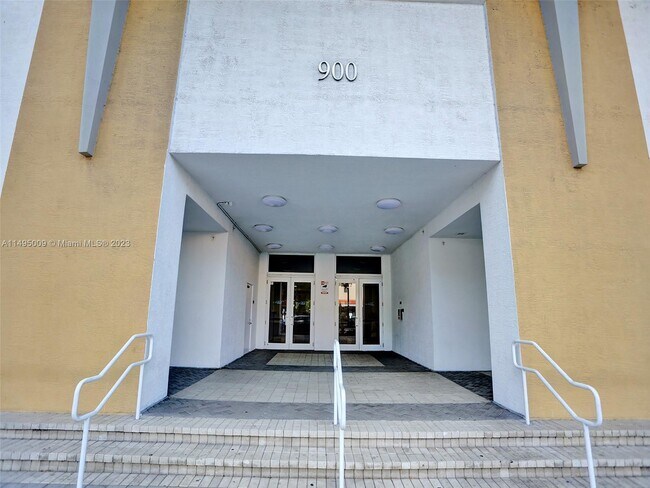 Foto del edificio - 900 SW 8th St
