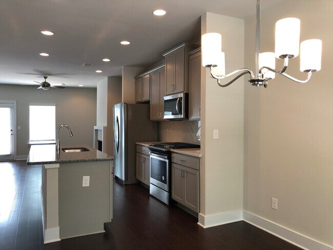 Building Photo - Town Home in a GREAT location