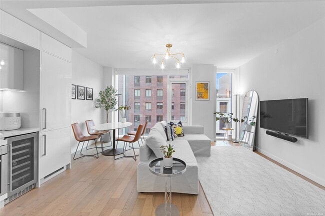 Building Photo - 505 W 43rd St